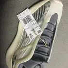 حذاء شوز ايزي Yeezy