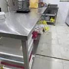 للبيع طاولات ومغسلة مطابخ ومطاعم ومخابز