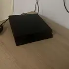 سوني 4مع جميع ملحقاته ويدتين سليمة س