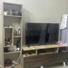 شاشة 42 بوصة وطاولة