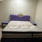 غرفة نوم كبيره وكنب وطاولات