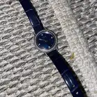 ساعة نسائية زرقاء بأحجار زركون ايطار جلد للبيع