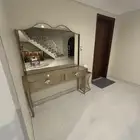كنب طاولات و مدخل طاولة مع مراية