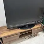 تلفزون شبه جيد. مع الطاوله