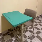 طاولة مع كرسي