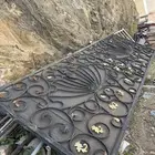 شبك شفاف فوق الباب