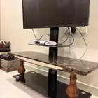 طاولة رخام مع تلفزيون