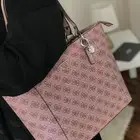 احلى الشنط بموديلات حديثه وجوده عاليه والتوصيل مجانا  لجميع