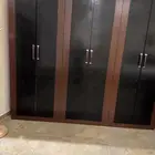 غرفة نوم صناعة تركي بحالة ممتازه خشب صلب وجلد اسود مكونه من