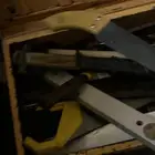 مفكات وشاكوش ولفات سلك وعربه