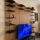 ديكور جداري خشبي من إيكيا مع رفوف سوداء   حالة ممتازة