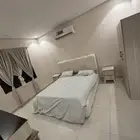 شقه مفروشه في حي الريان قريبه من المطار مكونه من غرفه وصاله