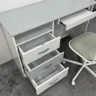 مكتب دراسي مع كرسي