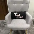 كرسي جانبي جديد مع مخدة للبيع المستعجل