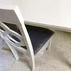طاولة طعام مع كرسين
