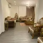 للبيع طقم كنب مجلس نظيف جدا مع الطاولات