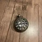 ساعة يدوية قديمة