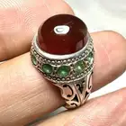 عقيق يماني مطرز بالزمرد