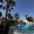 استراحة لاقينا هوم بمسبح كبير واشجار ونخيل وجلسات خارجيه