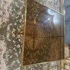 طاولة قهوه عسلي وذهبي مع اربع طاولات خدمه طاولات الخدمه