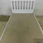 سرير جيد جدا وعلى سوم