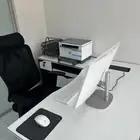 مكتب وكمبيوتر وطابعه وكراسي