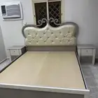 سرير غرفة نوم وعدد 2 كومديات
