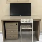 مكتب مع شاشة وكرسي