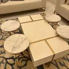 طاولة مع خدمه