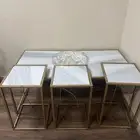طاولة ضيافه وثلاث خدمه لها