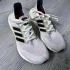 جزمة اديداس ابيض