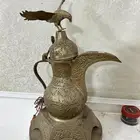 تحفه على شكل دله وعليها صقر