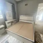 سرير نوم نفرين نظيفة مع كمدينتين وتسريحه خالية من العيوب