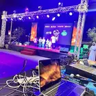 افتتاحات. اضاءات. شاشات. مسرح. شرار. ليازر