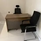 طاولة مكتب مع كرسي واحد