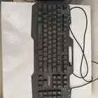 كيبورد شغال مية بالمية فيه ليد RGB وفيه مكان تحط فيه الجوال