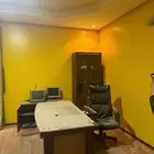 مكتب كبير فخم وكرسي ودولاب