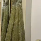 فستان زيتي لبسه وحده