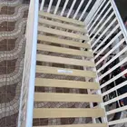 سرير أطفال أبيض نظيف جد ا شبه جديد بسعر 300 ريال