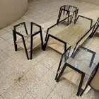 طاولة كبيرة واربع حقات خدمة سليمات ومافيه اي عيوب