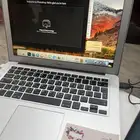 لابتوب ابل مع شاحنه يوجد فيه 3 ازار عطلانه مثل ماهو موضح