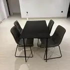 طاولة طعام مع أربع كراسي