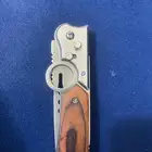 سكين اوتماتيك تنفتح ب الزر و فيها امان