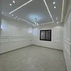 للبيع شقه مودرن دور علوي مع سطح خاص غرب الخميس ب 520 الف