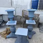 مدخل مخيم او شاليه خشبي ومراكن زراعة وكراسي خيزران