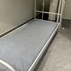سرير حديد مع مرتبه من ايكيا في حاله ممتازه