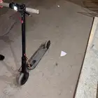 سكوتر كهربائي مزود بمنفذ شحن كهربائي