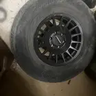 اربع كفرات رمليه مع جنوط اللون اسود فخم شبه جديده