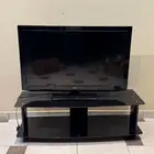 شاشة وطاولة