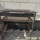 للبيع طاولة حديد رفين ومنقل شوي مرتفع